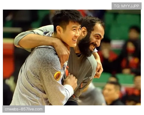 山东高速主场致敬老将贾诚，为其颁发“忠橙之盾”纪念奖牌